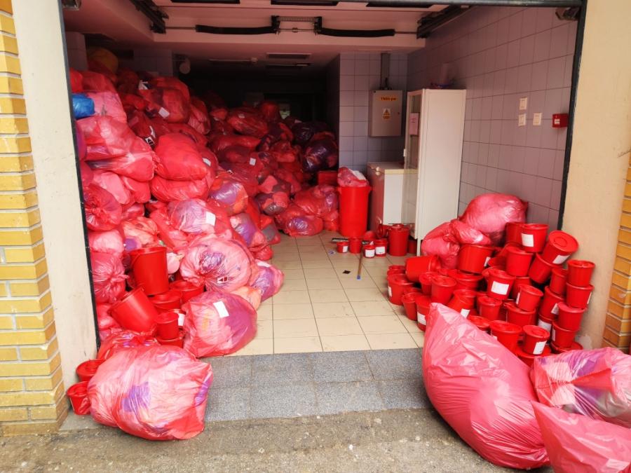 Dyrektor Kowalska: worki zniknęły wczoraj. Rano znów przyjechał samochód