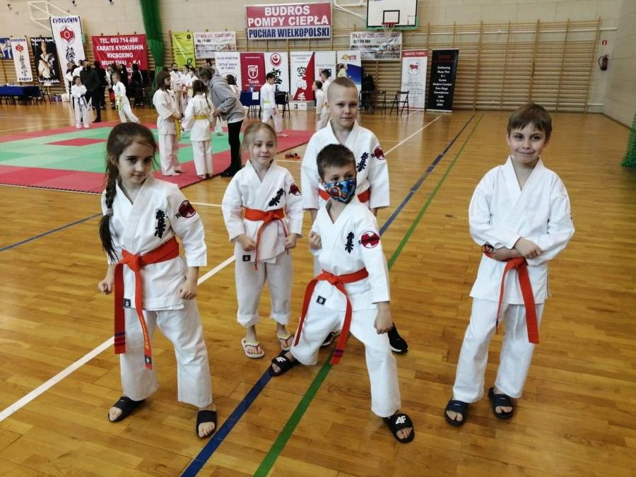 Medale karateków klubu Randori, w tym dwojga debiutantów
