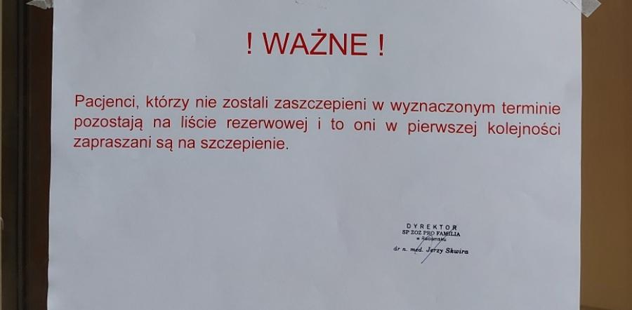Szczepienia w bursie. NFZ: nie rekomendujemy oczekiwania pod punktami na wolne dawki