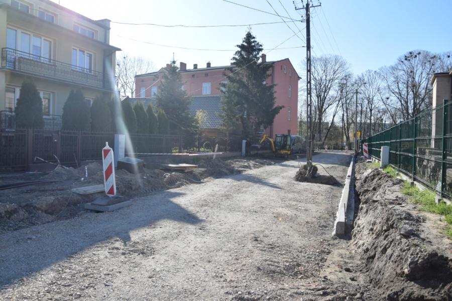 Na Nadrzecznej asfalt, chodniki i parking. Trwa remont ulicy