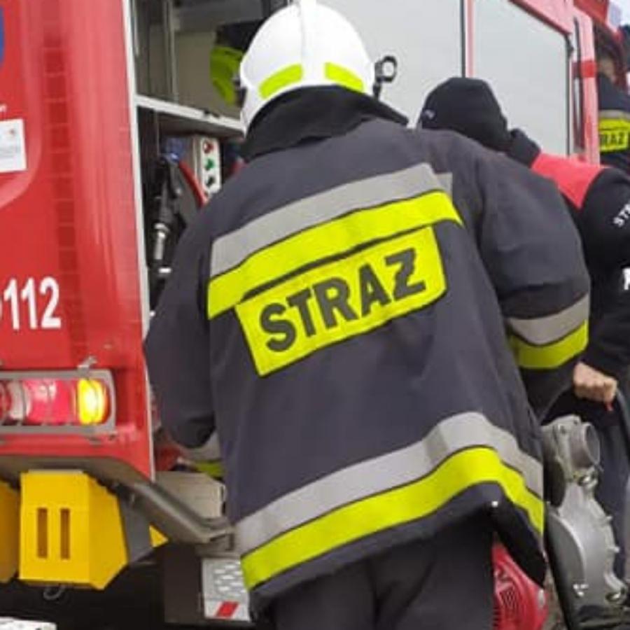Przy ulicy Dobrej w Radomsku wydobywał się tlenek węgla. Strażacy interweniowali