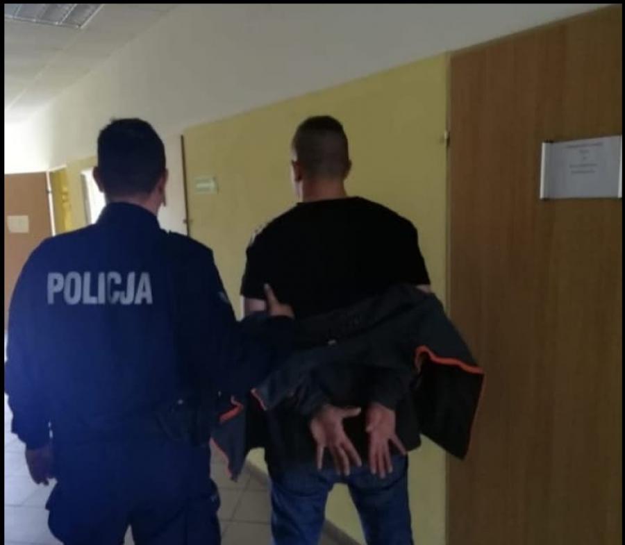 Dzielnicowy zaczął rozmowę z 23-latkiem, bo mężczyzna był poszukiwany