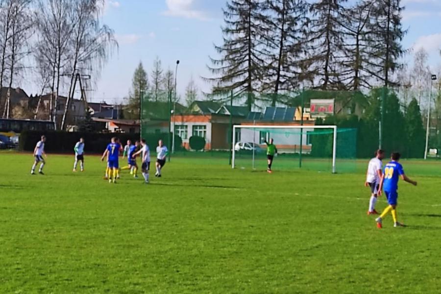 [Piłka nożna] Na naszej ławce rezerwowych siedziało tylko dwóch juniorów