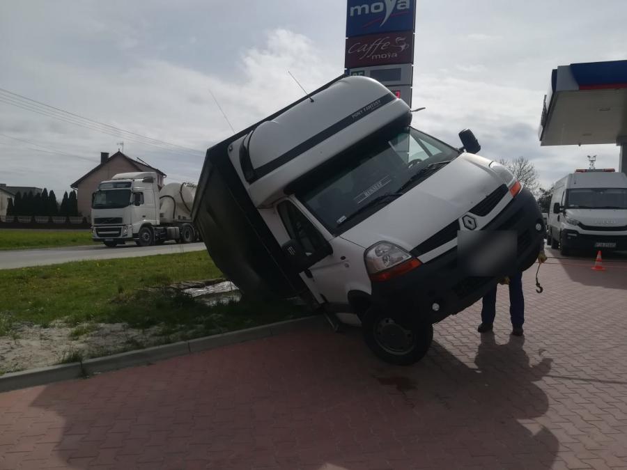 Kierowca zapomniał o ręcznym, samochód stoczył się do oczka wodnego