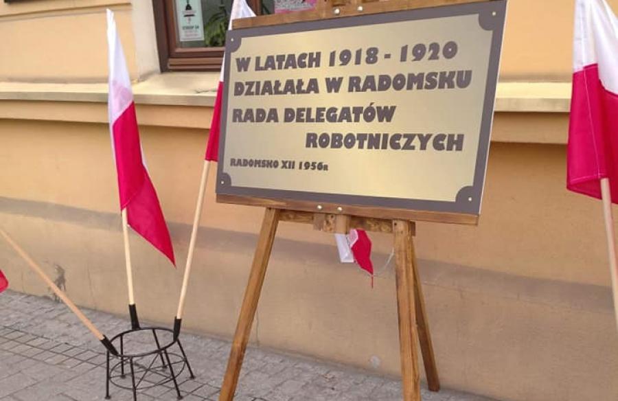 1 Maja Święto Pracy: Nowa Lewica złożyła kwiaty pod tablicą, której już nie ma