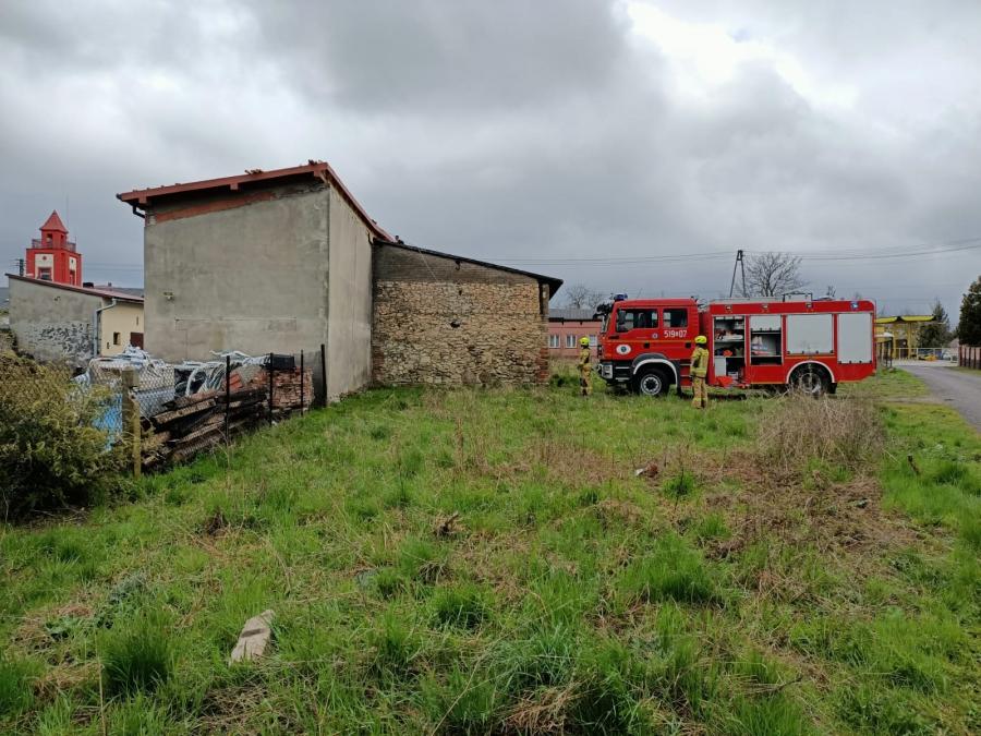 Silny wiatr zerwał dach z budynku przy ul. Głowackiego w Kamieńsku