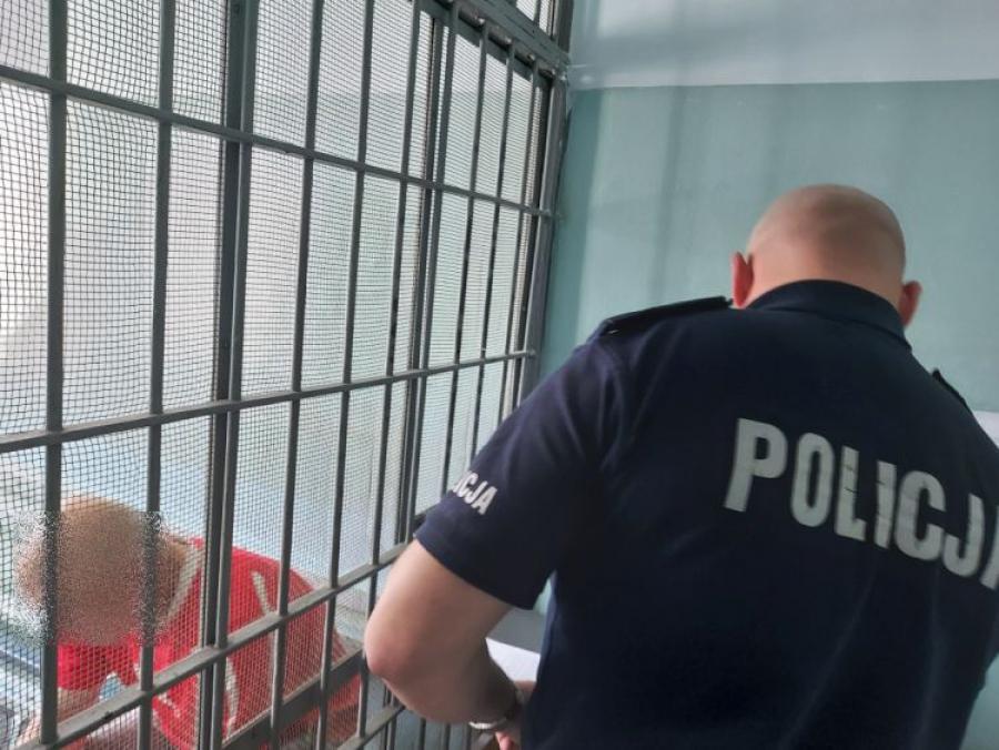 51-latek spowodował kolizję i uciekał pieszo. W wydychanym miał prawie 3 promile