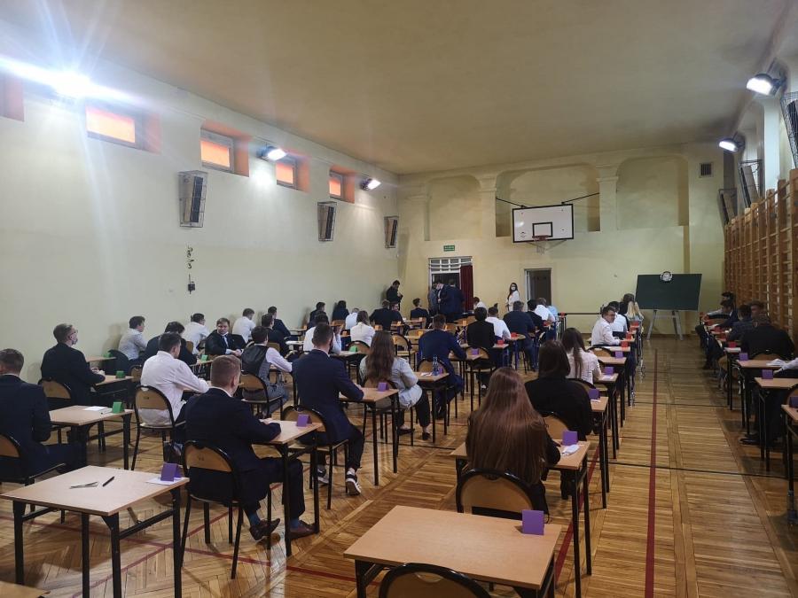 Rozpoczęły się matury 2021. Maturzyści piszą egzamin dojrzałości z języka polskiego