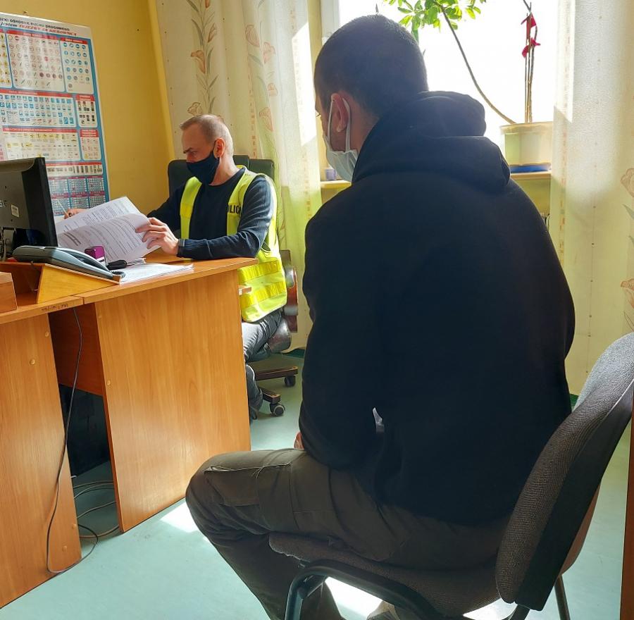Kierowca przekroczył prędkość i nie zatrzymał się do kontroli. Policjanci ruszyli w pościg
