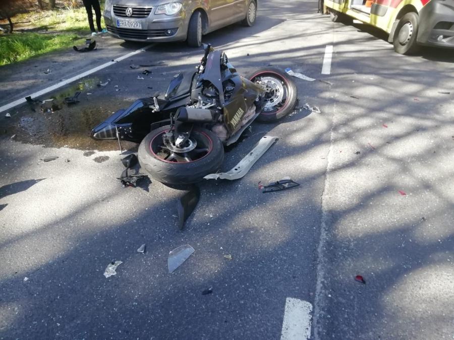 Wypadek w Kletni. Motocykl zderzył się z oplem. Motocykliści zabrani do szpitala