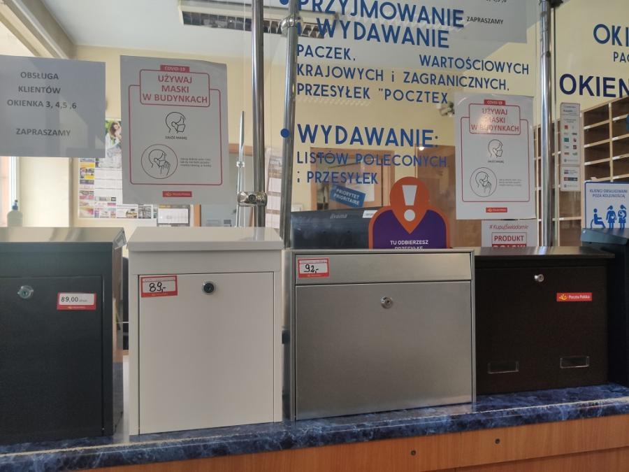Okienko „paczkowe” na głównej poczcie zamknięte. Wszystkich obowiązuje jedna kolejka
