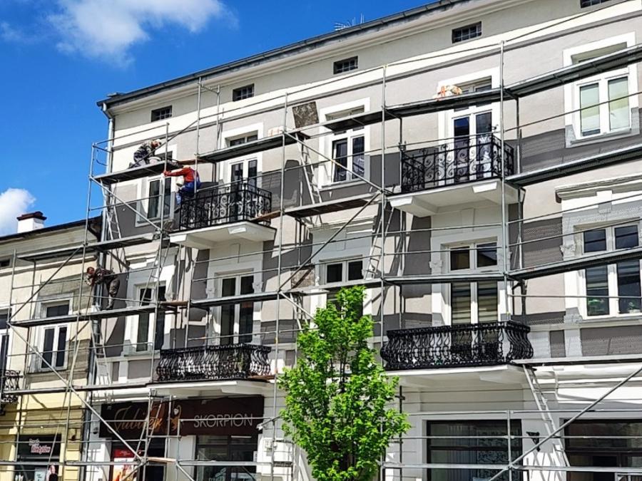 Kamienica przy placu 3 Maja. Rusztowania wróciły, wykonawca poprawia tynk