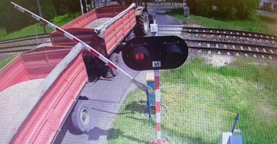 Kamikadze w traktorze: przez szlaban kolejowy na czerwonym świetle. Nie zauważył?