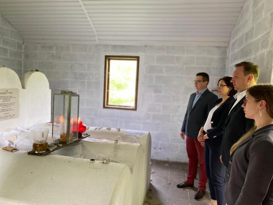 Dziś rocznica mordu Żydów w Przedborzu. Lewica pamiętała: złożyła kwiaty, zapaliła znicze