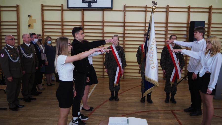 Ślubowanie uczniów klas pierwszych w Drzewniaku