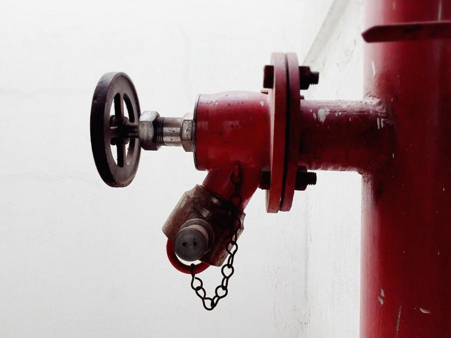 Przyjeżdża straż, chce się podpiąć do hydrantu, a ten zepsuty. „Trzeba dmuchać na zimne