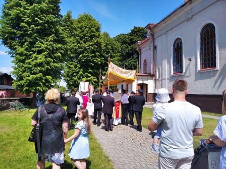 Uroczystość Najświętszego Ciała i Krwi Chrystusa: procesja tylko wokół kościoła