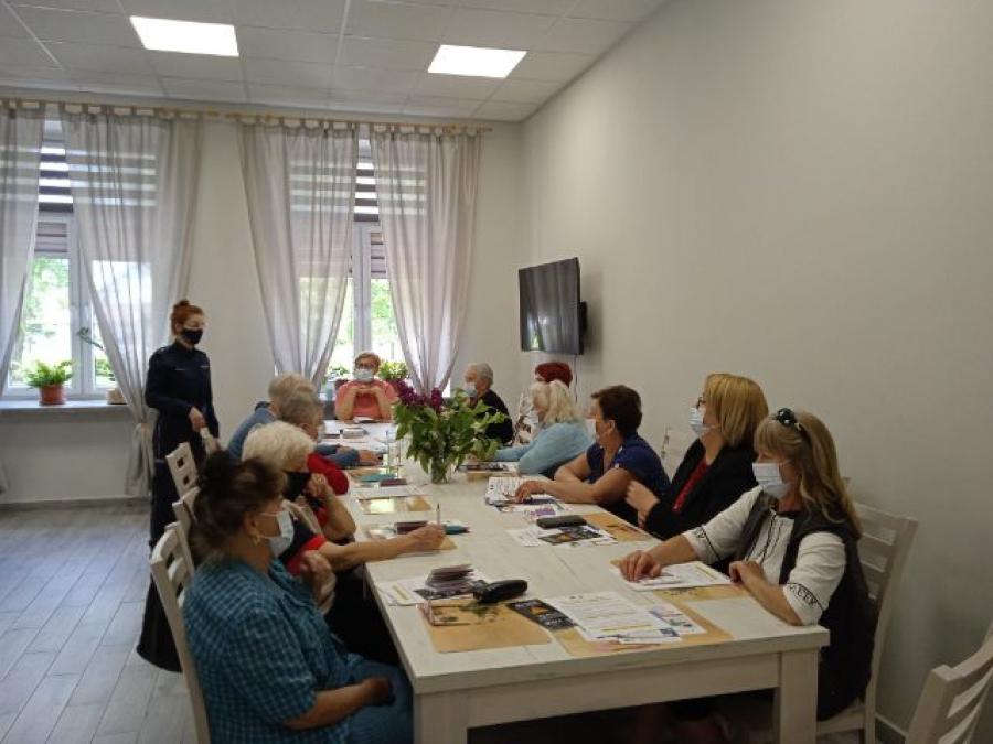 Radomszczańscy policjanci ostrzegali seniorów w Pławnie przed oszustwami