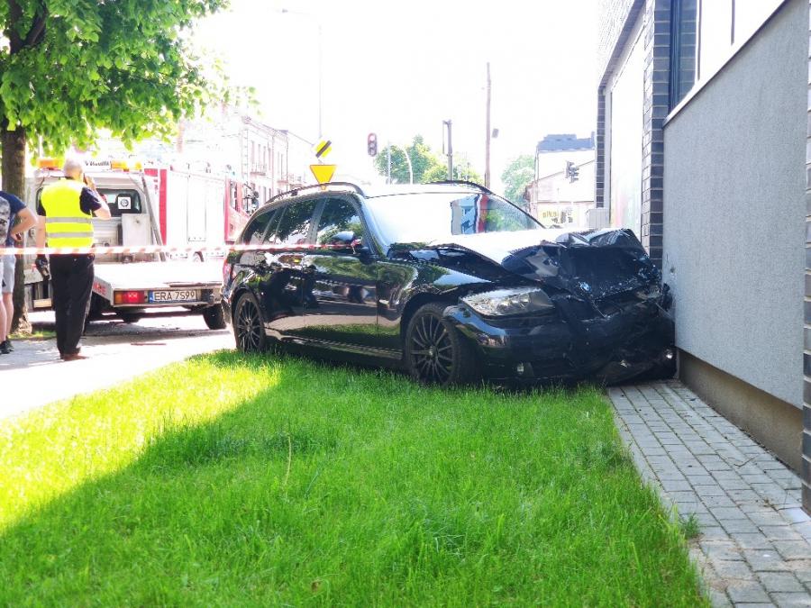 Zderzenie na Prymasa Wyszyńskiego. BMW zatrzymało się na ścianie supermarketu