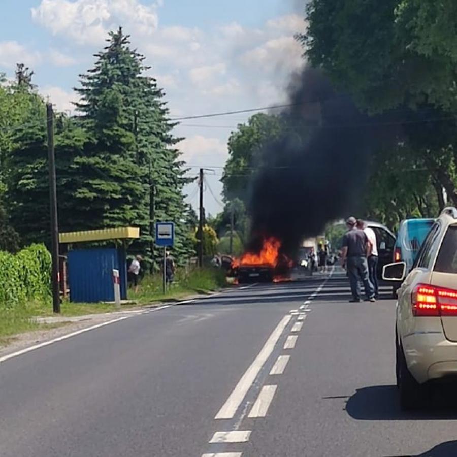 Trwa pożar samochodu renault za Kietlinem. Droga nr 42 jest zablokowana