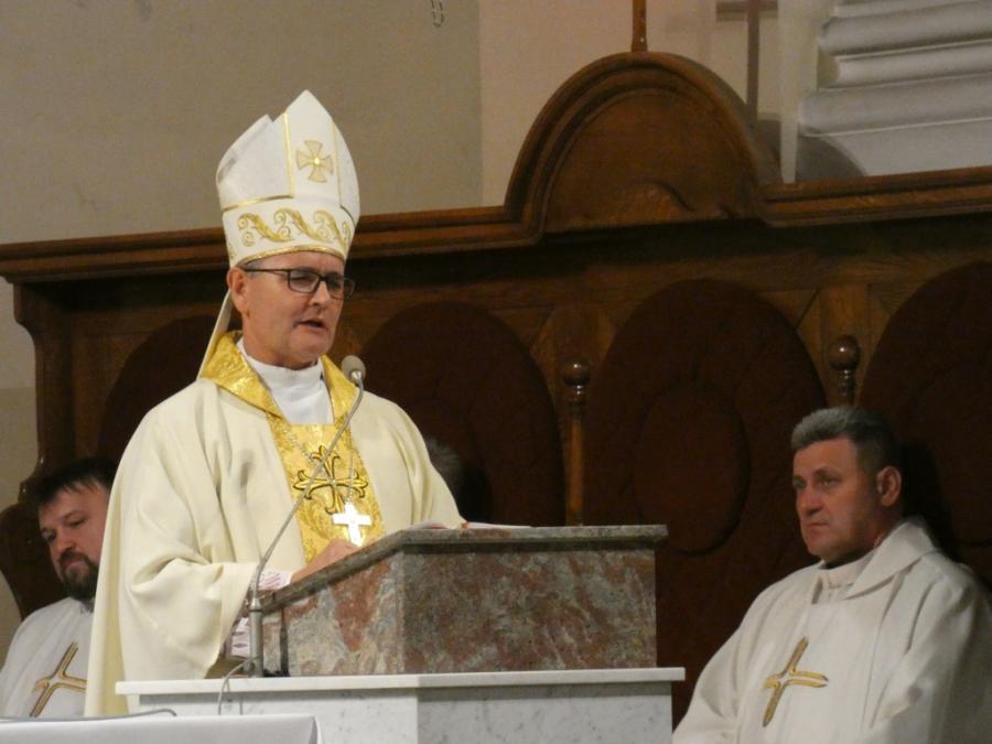 [ZDJĘCIA] Uroczysta msza w kolegiacie św. Lamberta i kwiaty pod pomnikiem św. Jadwigi