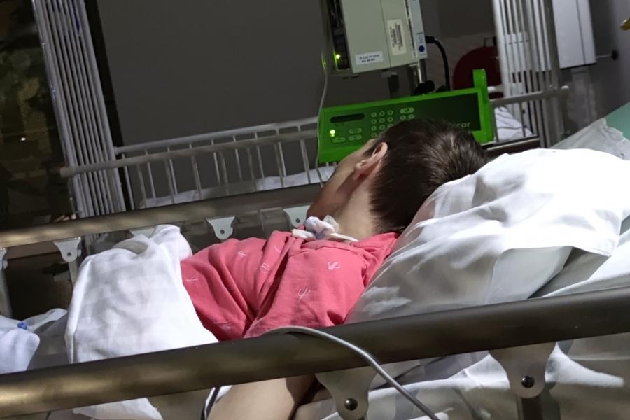 Farsa w szpitalu: Pielęgniarka słucha audycji, lekarz udziela teleporady z gabinetu obok