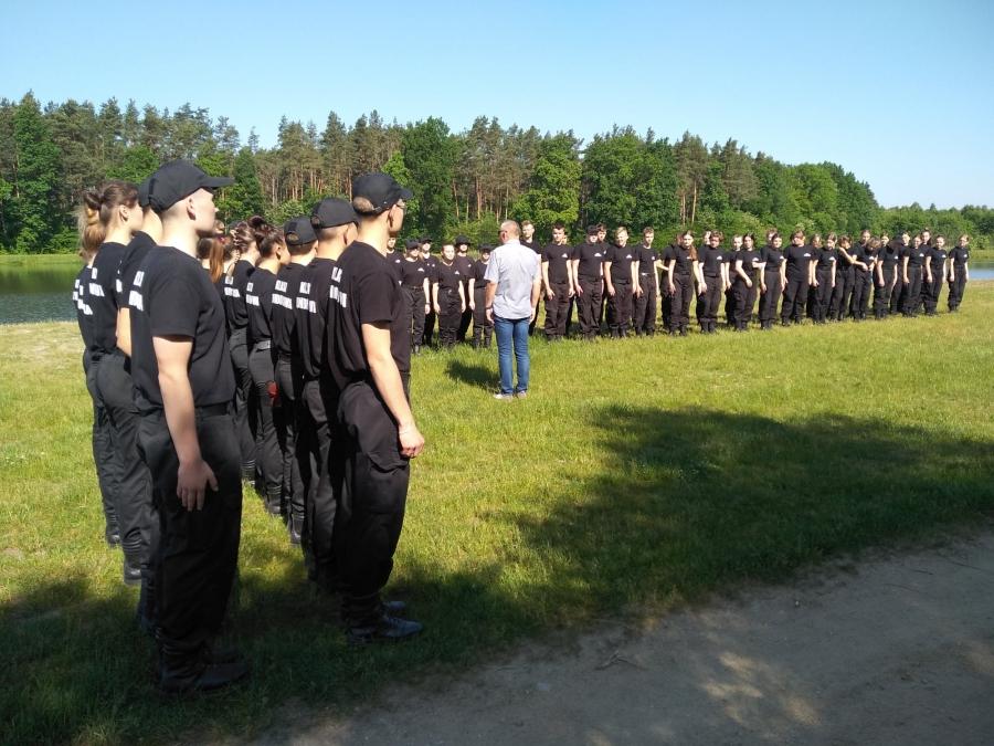 Manewry militarne uczniów klas mundurowych z Radomska. Z wojskiem i policją