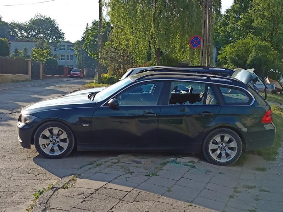 Akt wandalizmu na Piastowskiej w Radomsku. Wybite szyby w samochodzie. Policja już wie