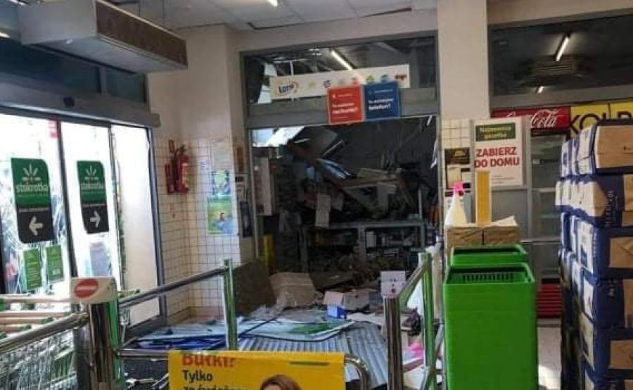 Przedbórz: bankomat wysadzony, pieniędzy nie ma, ucierpiał także sklep