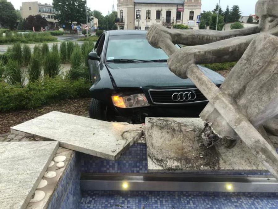 Wioślarz spod MDK oberwał. W jeden z symboli miasta wjechało audi