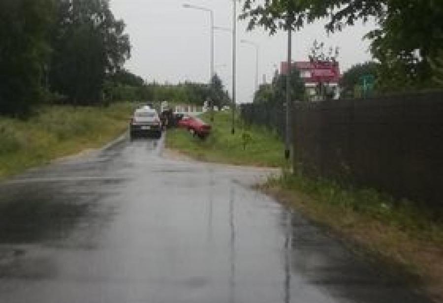 Chrysler neon w głębokim rowie, a 18-latka i 21-latek kompletnie pijani. Kto prowadził?