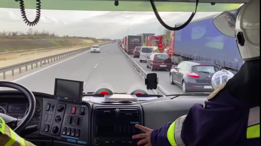 A1 w stronę Częstochowy zablokowana. Trwa akcja wyciągania ciężarówki z rowu