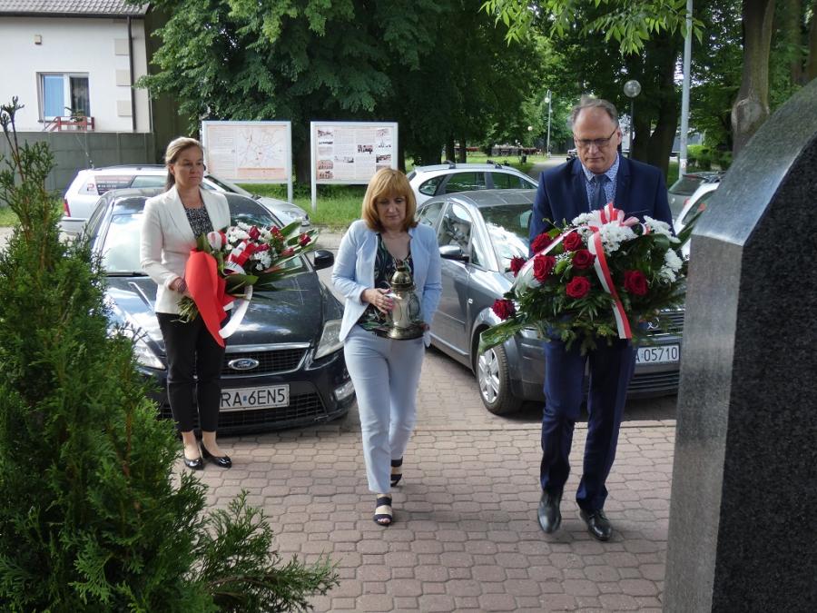 Kwiaty od prezydenta i wicestarosty w rocznicę pierwszego transportu więźniów