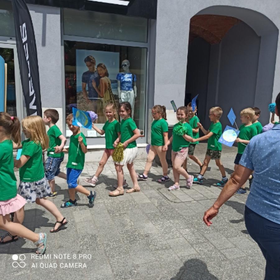 Strażnicy powietrza z przedszkola nr 6 przeszli ulicami miasta. Usłyszeli brawa