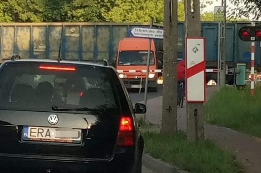 Dwaj kierowcy wjechali na przejazd. Utknęli między zamkniętymi szlabanami