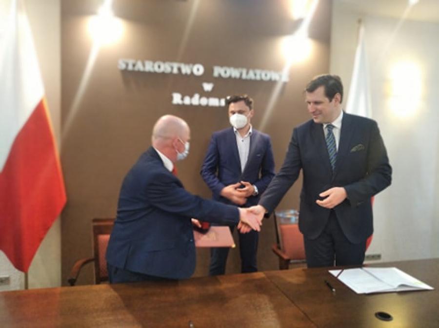 Samorządowcy z powiatu radomszczańskiego zawarli umowy z Wojewodą Łódzkim