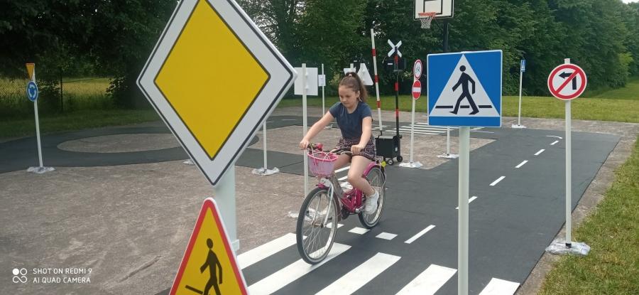 Przy szkole w Pławnie w gminie Gidle powstało miasteczko ruchu drogowego