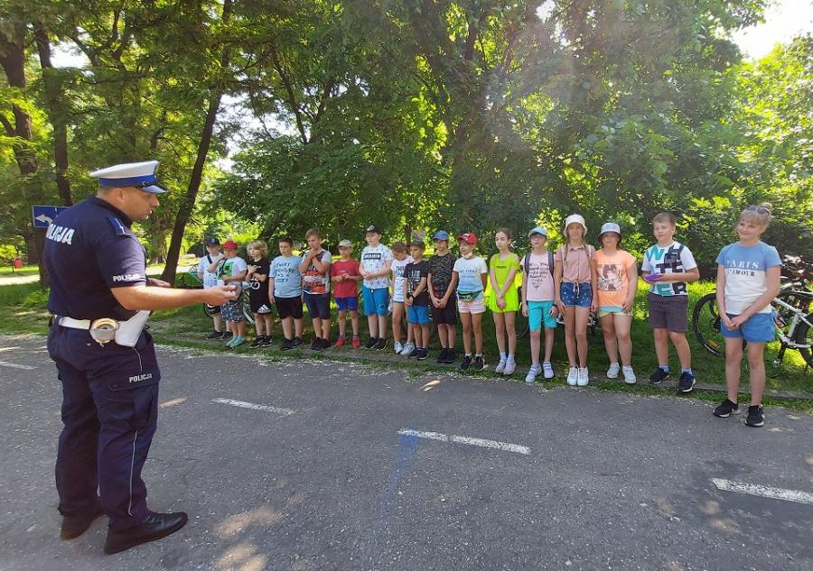 Ponad 200 dzieci zdało egzamin na kartę rowerową. Pod okiem policjantów z drogówki