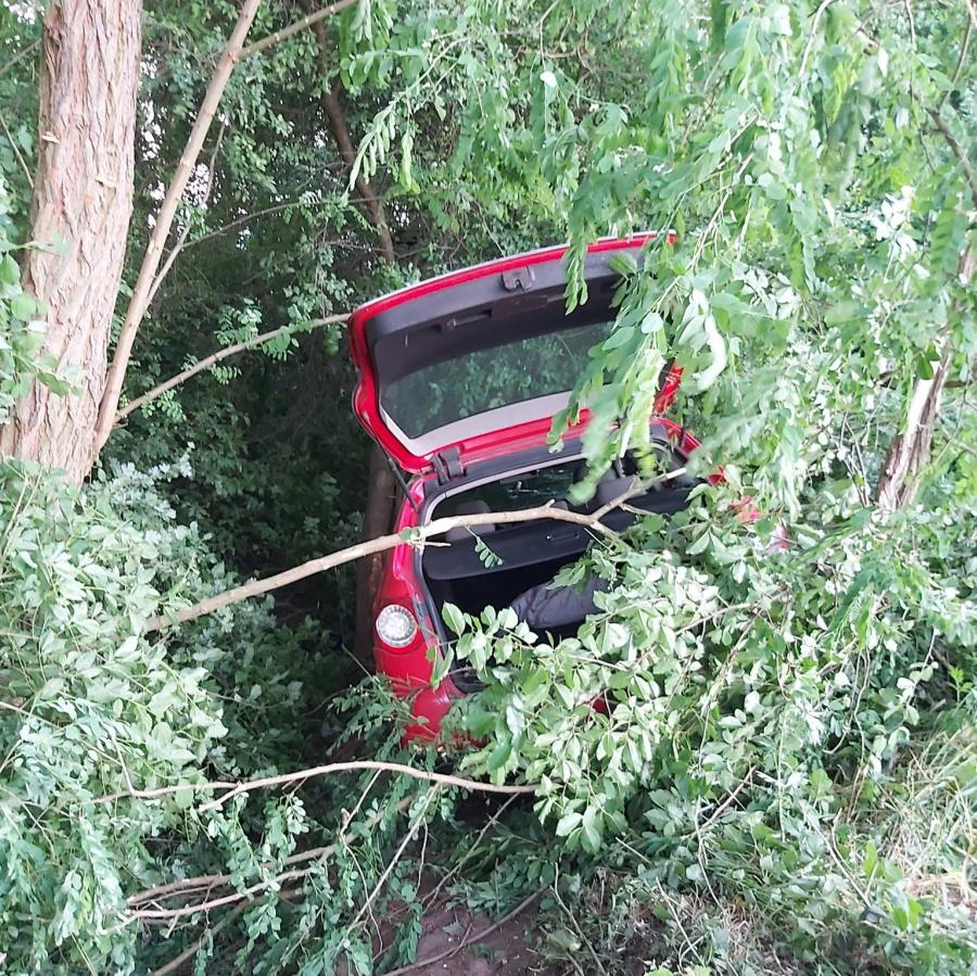 W niedzielę nad ranem samochód wpadł w las, a kierowca uciekł