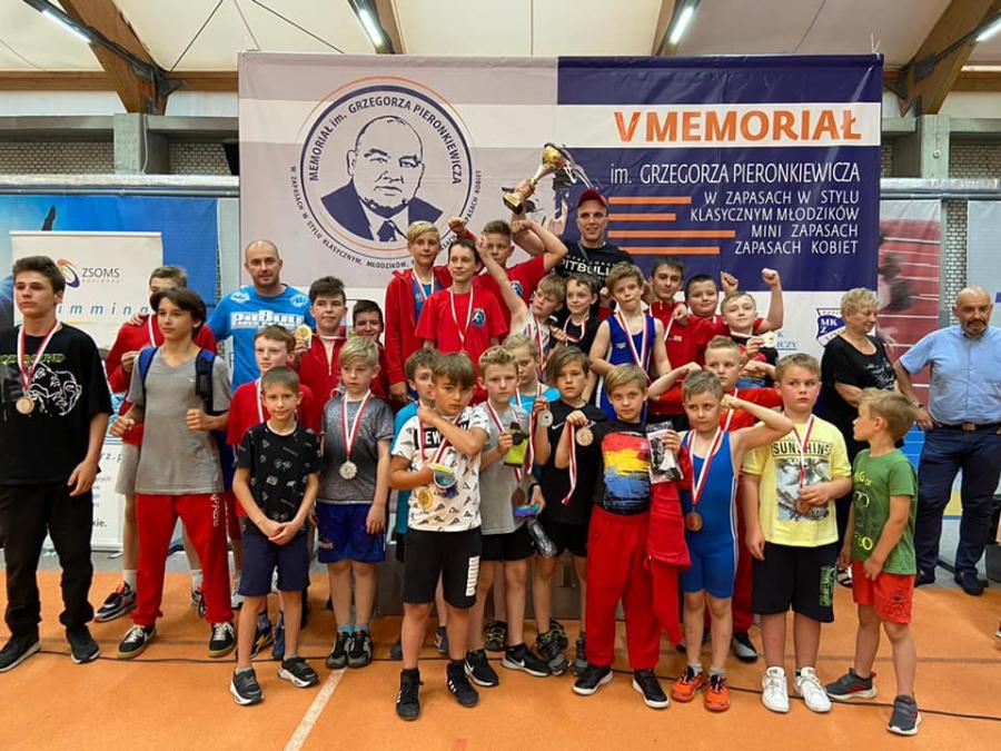 8 złotych, 10 srebrnych i 14 brązowych - medale zapaśników z ZKS Radomsko