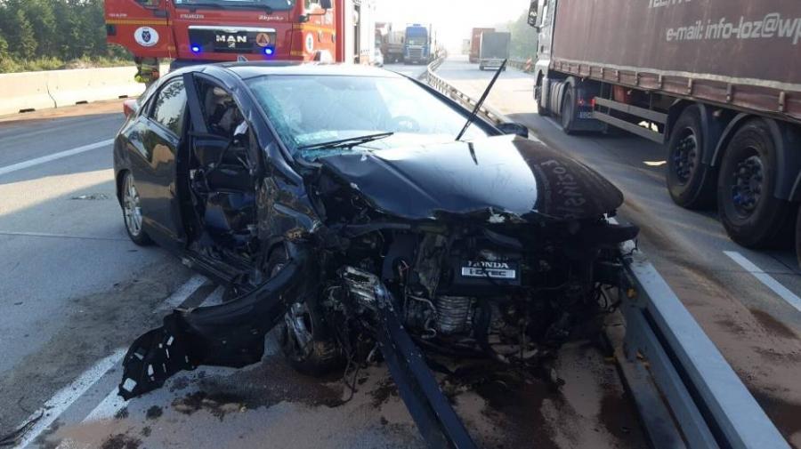 60-latek zasnął za kierownicą. Wjechał w bariery, a potem w busa