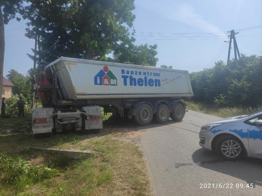 36-latek za mocno naciskał na gaz. Na zakręcie wypadł z drogi i uderzył w drzewo