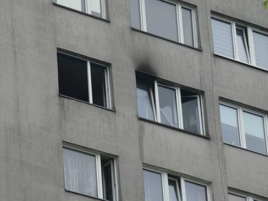 Pożar w wieżowcu przy Piastowskiej. Cztery wozy straży pożarnej i karetka pogotowia
