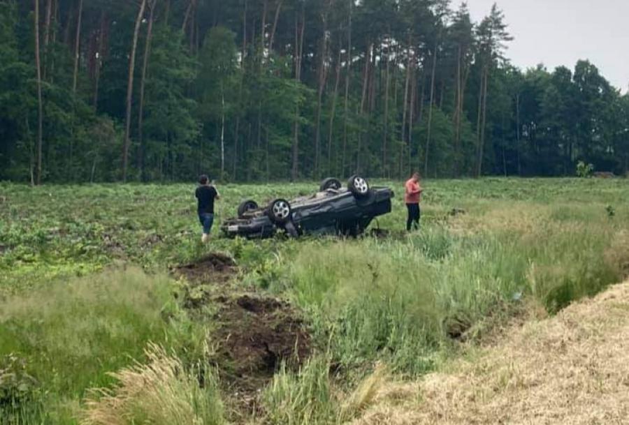 Kierowca volkswagena wyjechał na czołowe zderzenie. Kierowca volvo dachował