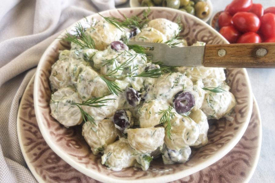 Przepisy Kasi Nowickiej: Sałatka ziemniaczana tzatziki [PlateByKate.com]