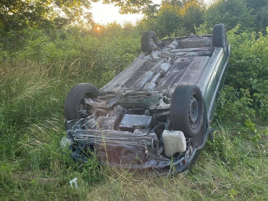 Samochód wylądował na dachu. Kierowca nie czekał na policję