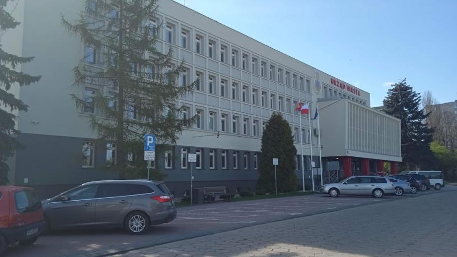 Miasto kupiło słupki grodzeniowe. Piesi narzekali na samochody na chodnikach