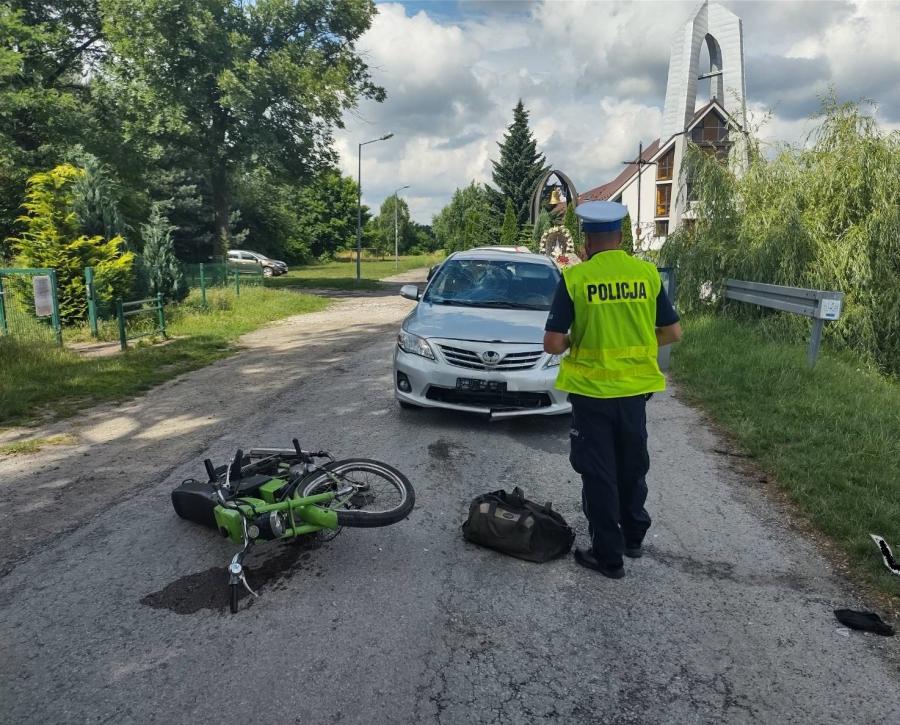 Zderzenie toyoty z motorowerem w Stobiecku Szlacheckim. 63-latek w szpitalu