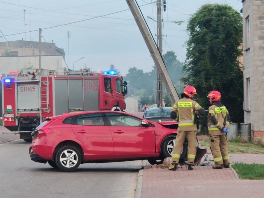Kolizja na Starej Drodze. Kobieta kierująca volvo wjechała w słup