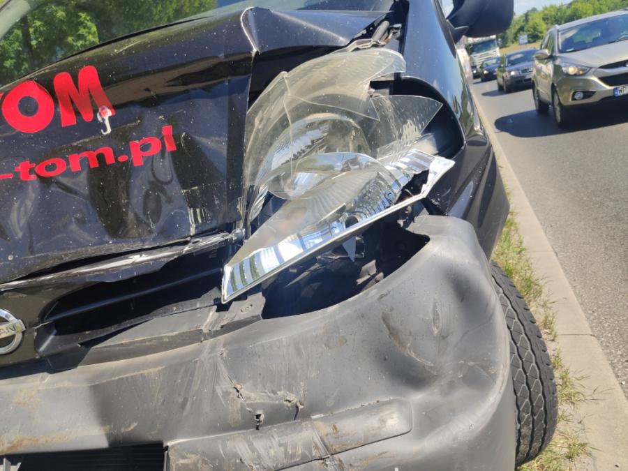 Ciężarówka staranowała cztery samochody na wiadukcie. Zniszczenia są znaczne